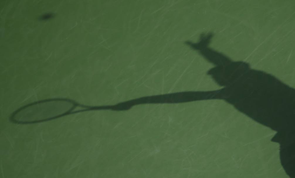 L’ombra di Andy Murray in azione a Dubai contro il croato Borna Coric (Afp)